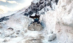 Hakkari'de kar yağışı nedeniyle 146 yol kapanarak trafiğe açıldı.