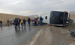 Göçmenleri sınır dışı merkezine taşıyan otobüs devrildi: 3 kişi kayıp, 27 kişi yaralandı.