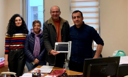 Onkoloji bölümünde tedavi gören hastaya tablet desteği