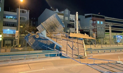 Bursa'da metro istasyonuna binanın çatısı uçtu: Uçuşlar için geçici mola!