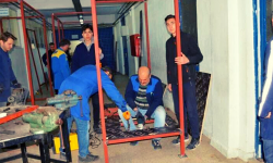 Öğretmen ve öğrenciler deprem bölgesi için seyyar tuvalet üretiyor