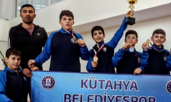 Kütahyalı pehlivanlar Manisa'dan ödül ve madalyalarla döndü