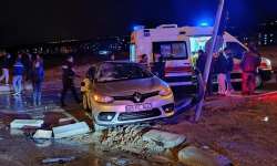 Elazığ'da TIR ile çarpışan otomobilde 3 kişi yaralandı.