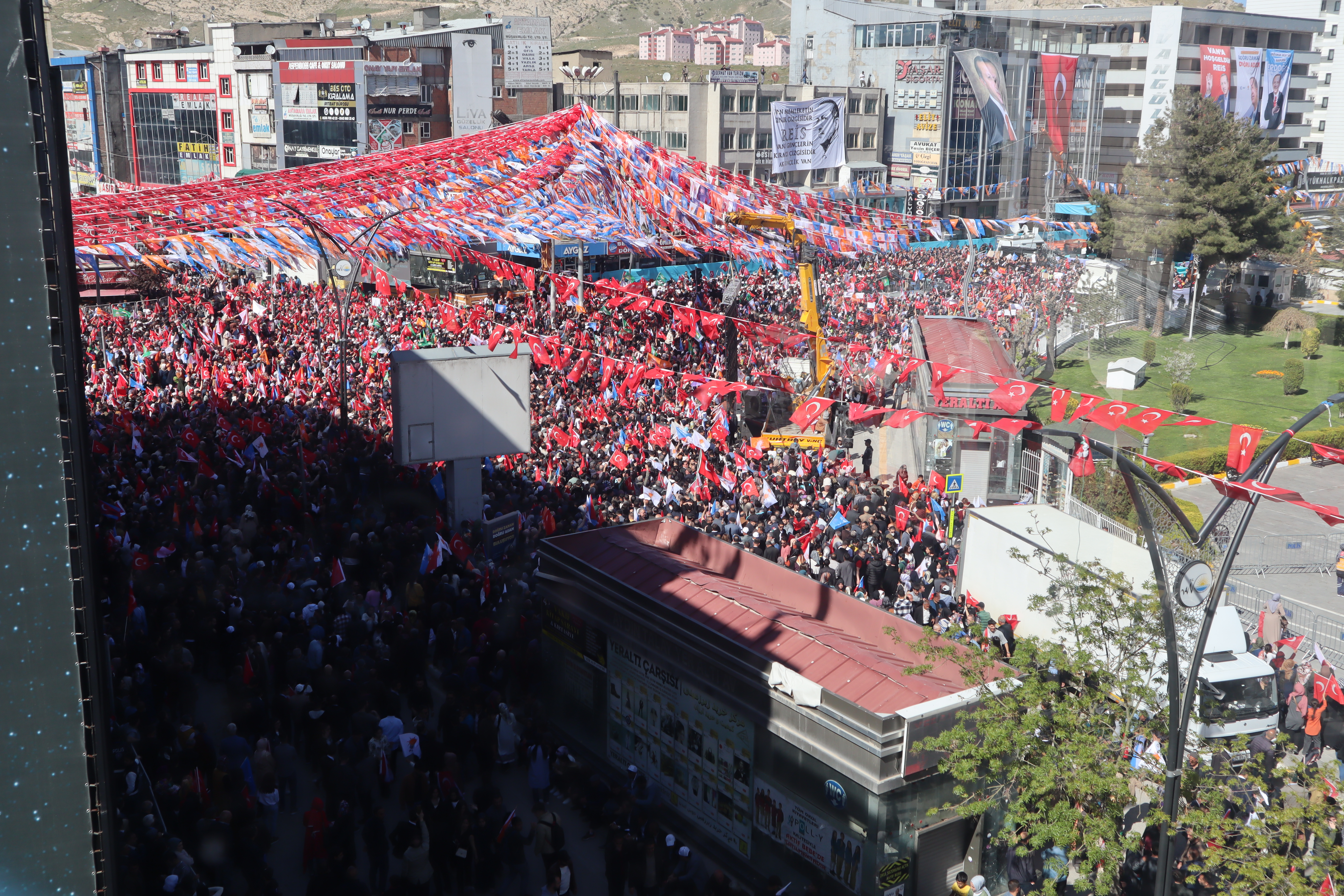 Erdoğan'ın düzenlediği mitingdeki kalabalık geçmiş yıllardaki mitinglere benzemiyordu ama kalabalığın daha az coşkulu olduğu söylenebilir.