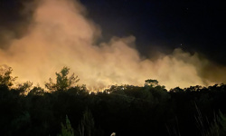 Antalya'nın Kemer ilçesindeki orman yangınına havadan ve karadan müdahale sürüyor