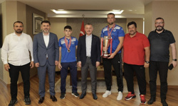 Başkan Büyükakın, Kocaelili güreşçileri ağırladı