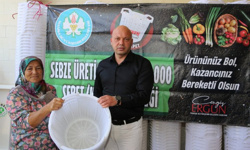 Manisa, Alaşehir ve Sarıgöl'de sepet dağıttı