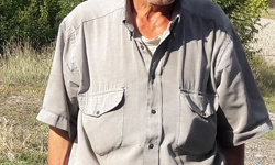 20 yıldır ormanlardan çöp topluyor ve çevre temizliğine katkıda bulunuyor.