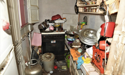 Bursa'da bir evden iki kamyon çöp çıkarıldı