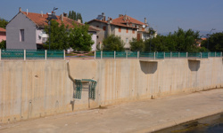 Uşak'ta çay kenarındaki seyir balkonunun çökmesi sonucu 2 kişi yaralandı