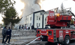 Kayseri'de mobilya fabrikasında çıkan yangına müdahale ediliyor