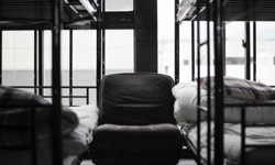 Beraber uyuyan depremzede kardeşler, ‘eşcinsel’ denilerek yurttan atıldı iddiası