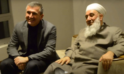 CHP'nin Akçakoca adayı Menzil şeyhinin elini öpmüş